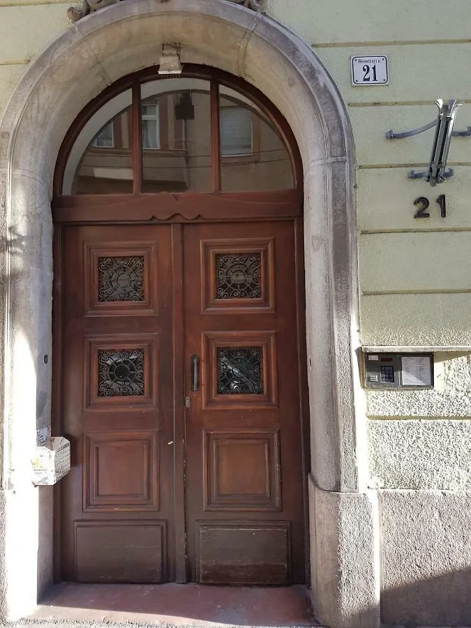Bpr W21 Retro Home With Balcony Budapest Hungary