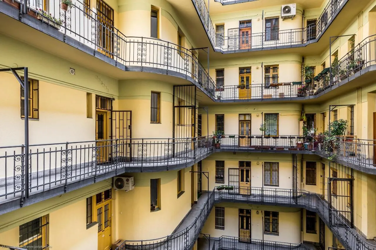Bpr W21 Retro Home With Balcony Budapest